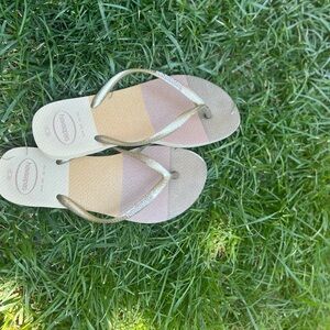 Havaianas Women's Gold and Tan Sandals